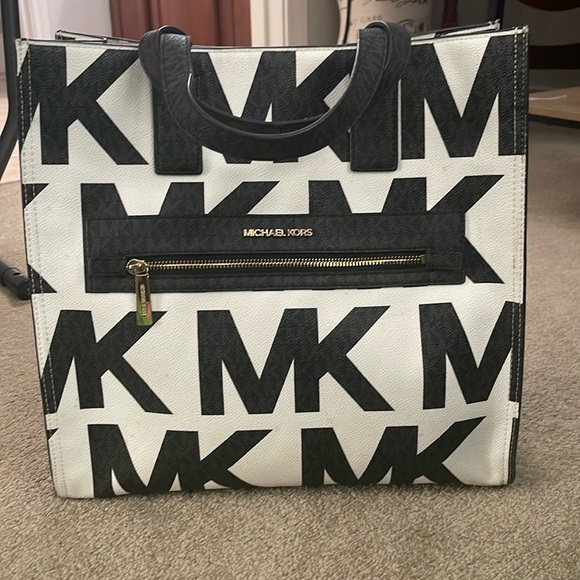 Michael Kors Kenly Large Tote Crossbody (black & white) - Picture 4 of 5